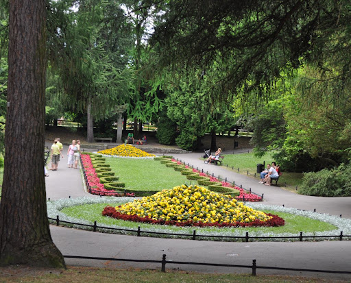 Park sąsiaduje z zabytkową katedrą