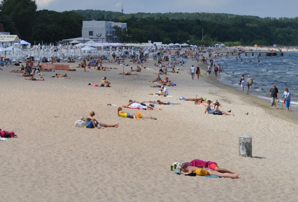 Plaża wypełniona jest imprezowymi barami plażowymi